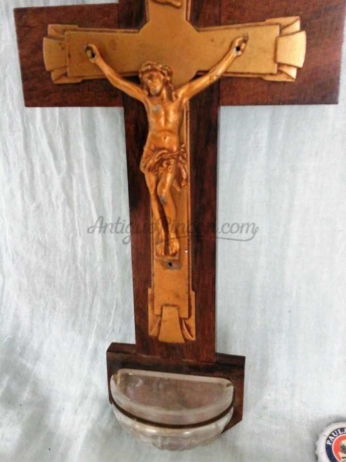 Crucifijo En Madera Y Metal Con Peque A Benditera A Sus Pies