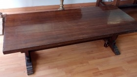 Mesa. Baja en madera maciza.