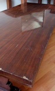 Mesa. Baja en madera maciza.