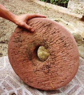 https://www.antiguorincon.com/164758-home_default/afilador-centenaria-y-enorme-piedra-de-esmeril-manual-amoladorar.jpg