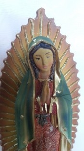 Virgen María. En resina policromada. Muy buen estado. 21 cm de alto.