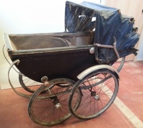 Carrito de bebé. Años 20. Sillita de paseo muy antigua. PARA RESTAURAR.