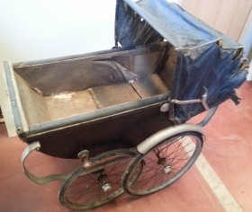 Carrito de bebé. Años 20. Sillita de paseo muy antigua. PARA RESTAURAR.