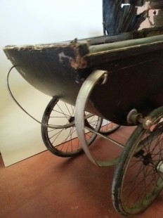 Carrito de bebé. Años 20. Sillita de paseo muy antigua. PARA RESTAURAR.