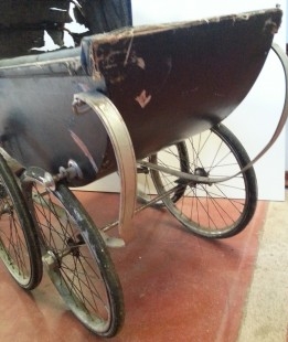 Carrito de bebé. Años 20. Sillita de paseo muy antigua. PARA RESTAURAR.