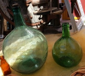 Damajuanas. Viejas garrafas en vidrio. Pareja. Años 70-80. Alquiler de  atrezzo.