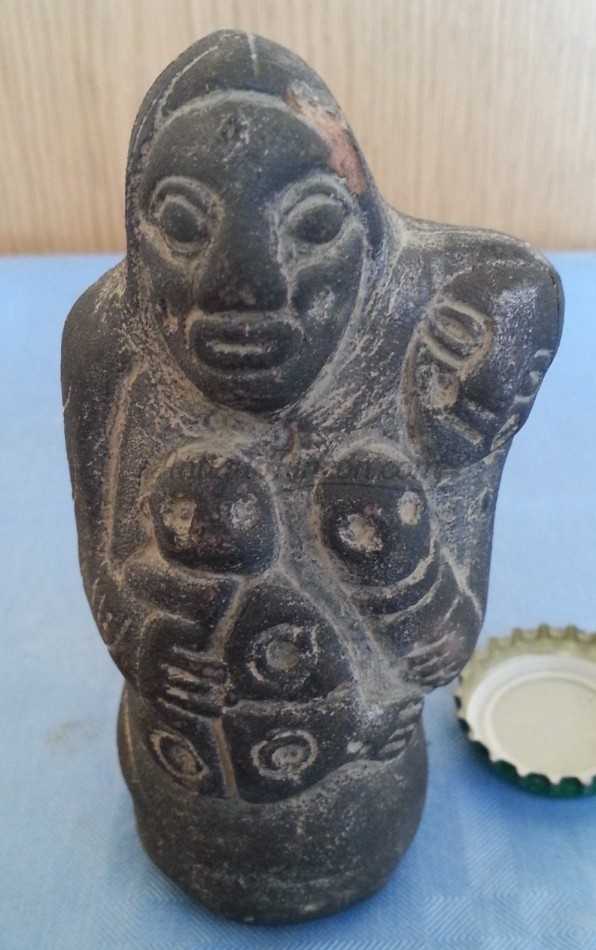 Figura en Terracota gris. Representa la maternidad.