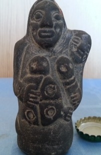 Figura en Terracota gris. Representa la maternidad.