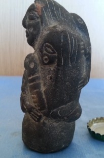 Figura en Terracota gris. Representa la maternidad.