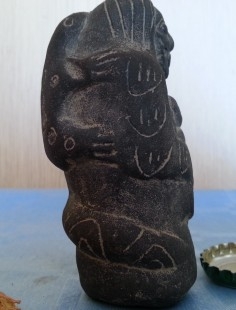 Figura en Terracota gris. Representa la maternidad.