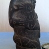 Figura en Terracota gris. Representa la maternidad.