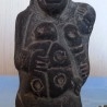 Figura en Terracota gris. Representa la maternidad.