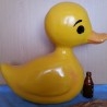 Patito de gran tamaño. 52 cm altura. Fabricado en fibra de vidrio. Estado regular.