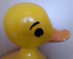 Patito de gran tamaño. 52 cm altura. Fabricado en fibra de vidrio. Estado regular.