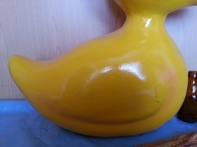 Patito de gran tamaño. 52 cm altura. Fabricado en fibra de vidrio. Estado regular.