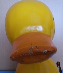 Patito de gran tamaño. 52 cm altura. Fabricado en fibra de vidrio. Estado regular.