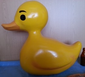 Patito de gran tamaño. 52 cm altura. Fabricado en fibra de vidrio. Estado regular.