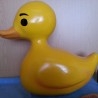 Patito de gran tamaño. 52 cm altura. Fabricado en fibra de vidrio. Estado regular.