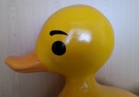 Patito de gran tamaño. 52 cm altura. Fabricado en fibra de vidrio. Estado regular.