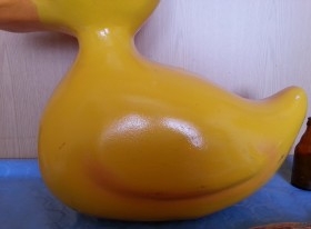 Patito de gran tamaño. 52 cm altura. Fabricado en fibra de vidrio. Estado regular.