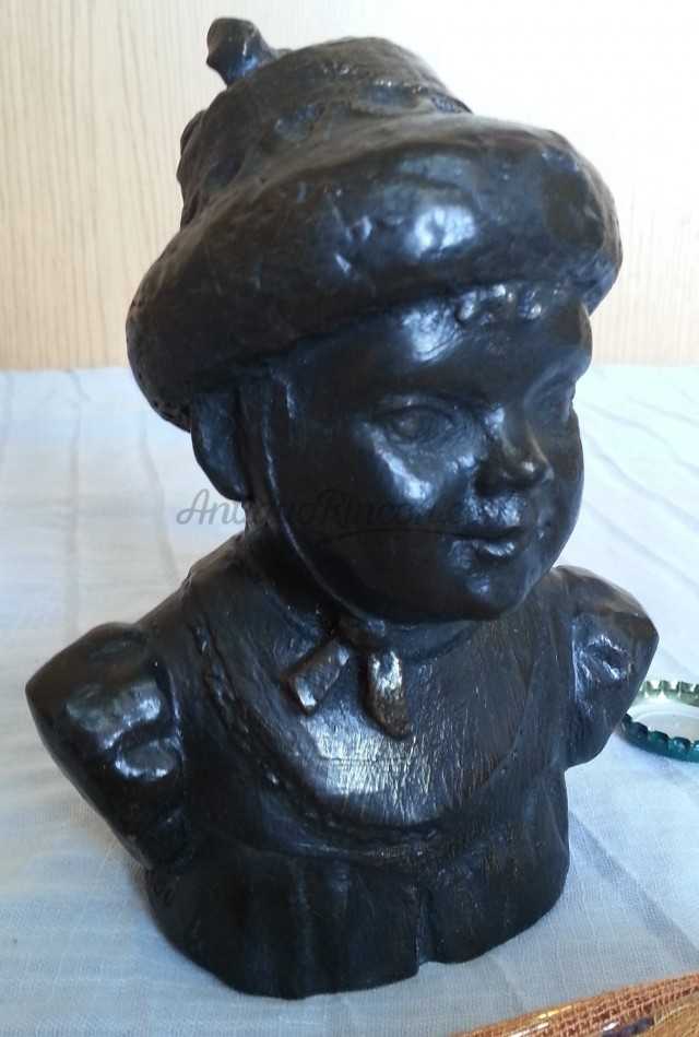 Busto de Niño en Resina. Firmado por Bori.