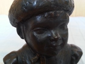 Busto de Niño en Resina. Firmado por Bori.