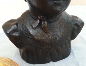 Busto de Niño en Resina. Firmado por Bori.