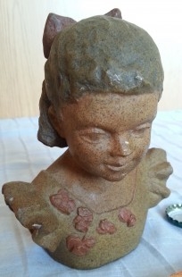 Busto de Niña en Resina. Firmado por Bori.