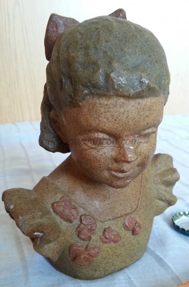 Busto de Niña en Resina. Firmado por Bori.