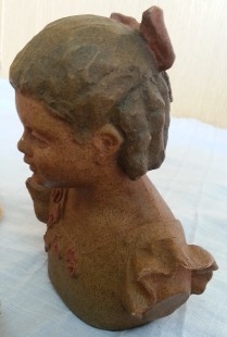 Busto de Niña en Resina. Firmado por Bori.