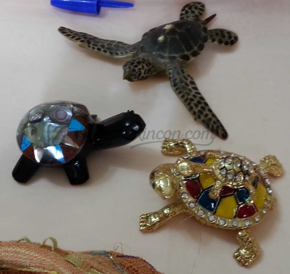 Tortugas. Miniaturas construidas en diferentes materiales. 3 unidades.