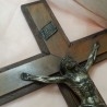 Crucifijo años 70. Cruz de madera y Cristo en metal.