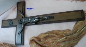 Crucifijo años 70. Cruz de madera y Cristo en metal.