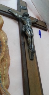 Crucifijo años 70. Cruz de madera y Cristo en metal.