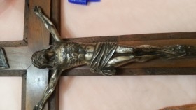 Crucifijo años 70. Cruz de madera y Cristo en metal.