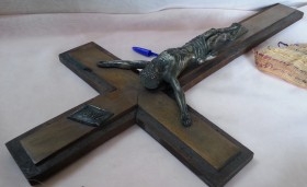 Crucifijo años 70. Cruz de madera y Cristo en metal.