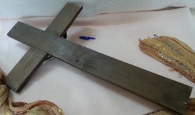 Crucifijo años 70. Cruz de madera y Cristo en metal.