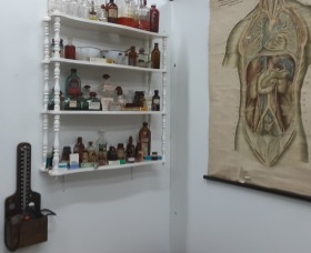 Medicina. Atrezzo de época especializado objetos y complementos médicos. Antigüedades y curiosidades.