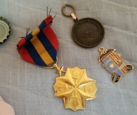 Insignias militares. Tres unidades.