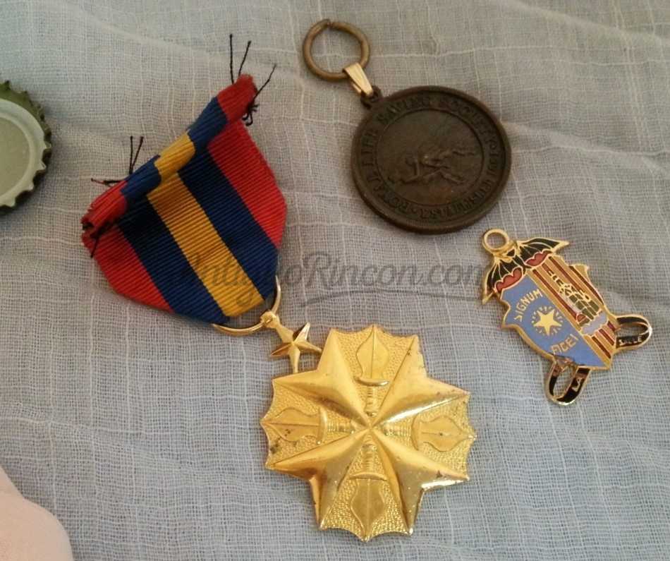 Insignias militares. Tres unidades.