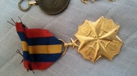 Insignias militares. Tres unidades.