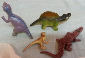 Dinosaurios de juguete. Fabricados en plástico y goma.