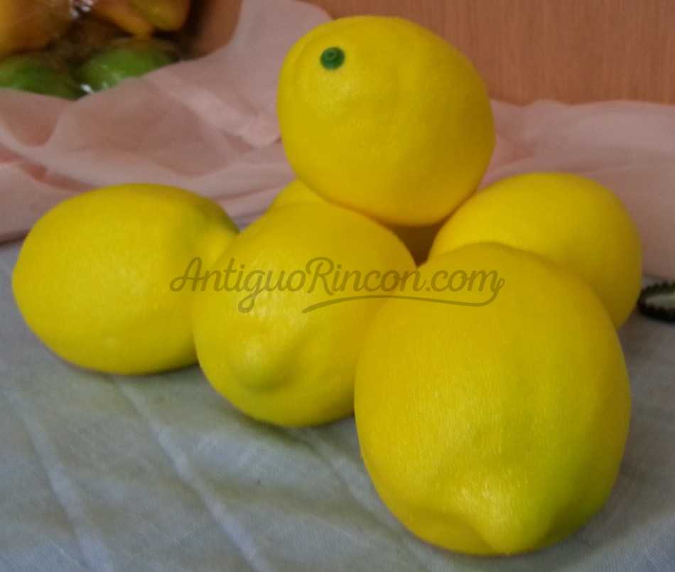 Limones. Imitación alimentos. Seis unidades.