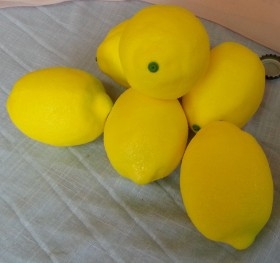 Limones. Imitación alimentos. Seis unidades.