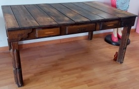 Mesa. Gran mesa en madera. Rústica.