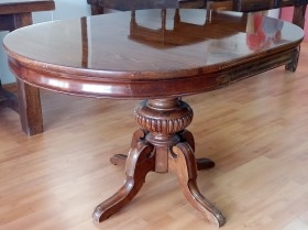 Mesa. Mesa velador. Mástil en madera torneadas. Tapa en buen estado.