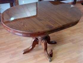 Mesa. Mesa velador. Mástil en madera torneadas. Tapa en buen estado.