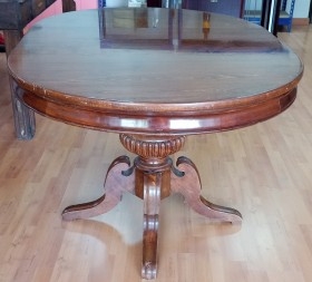 Mesa. Mesa velador. Mástil en madera torneadas. Tapa en buen estado.