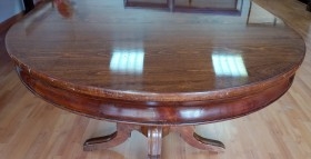 Mesa. Mesa velador. Mástil en madera torneadas. Tapa en buen estado.