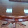 Mesa. Mesa velador. Mástil en madera torneadas. Tapa en buen estado.